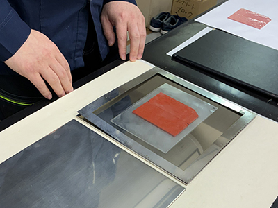 プレス機へセット