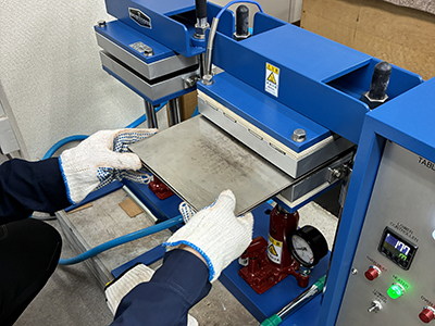 プレス機へセット2