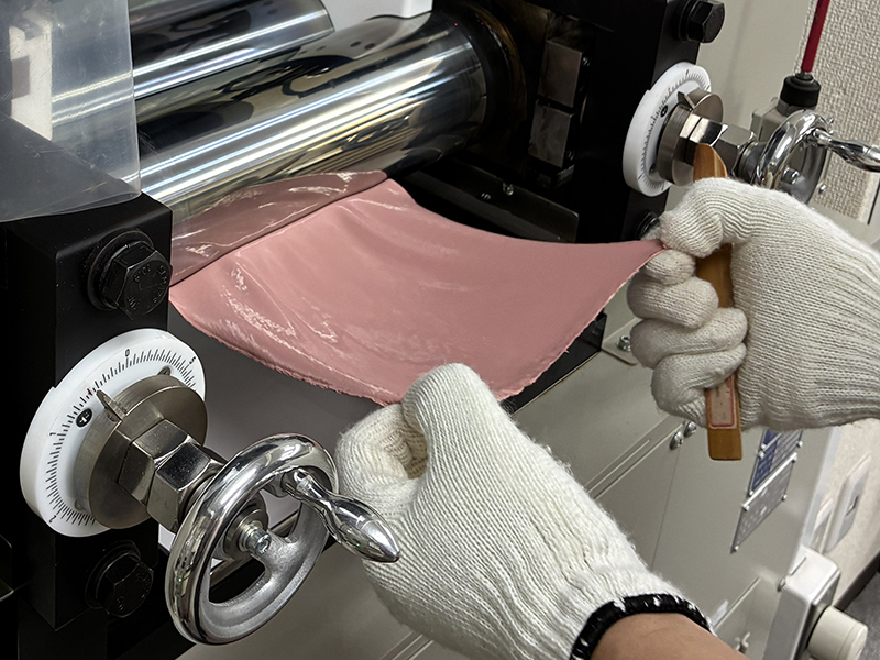 ロール試験とは？　樹脂用顔料の評価方法と色見本作成の流れ